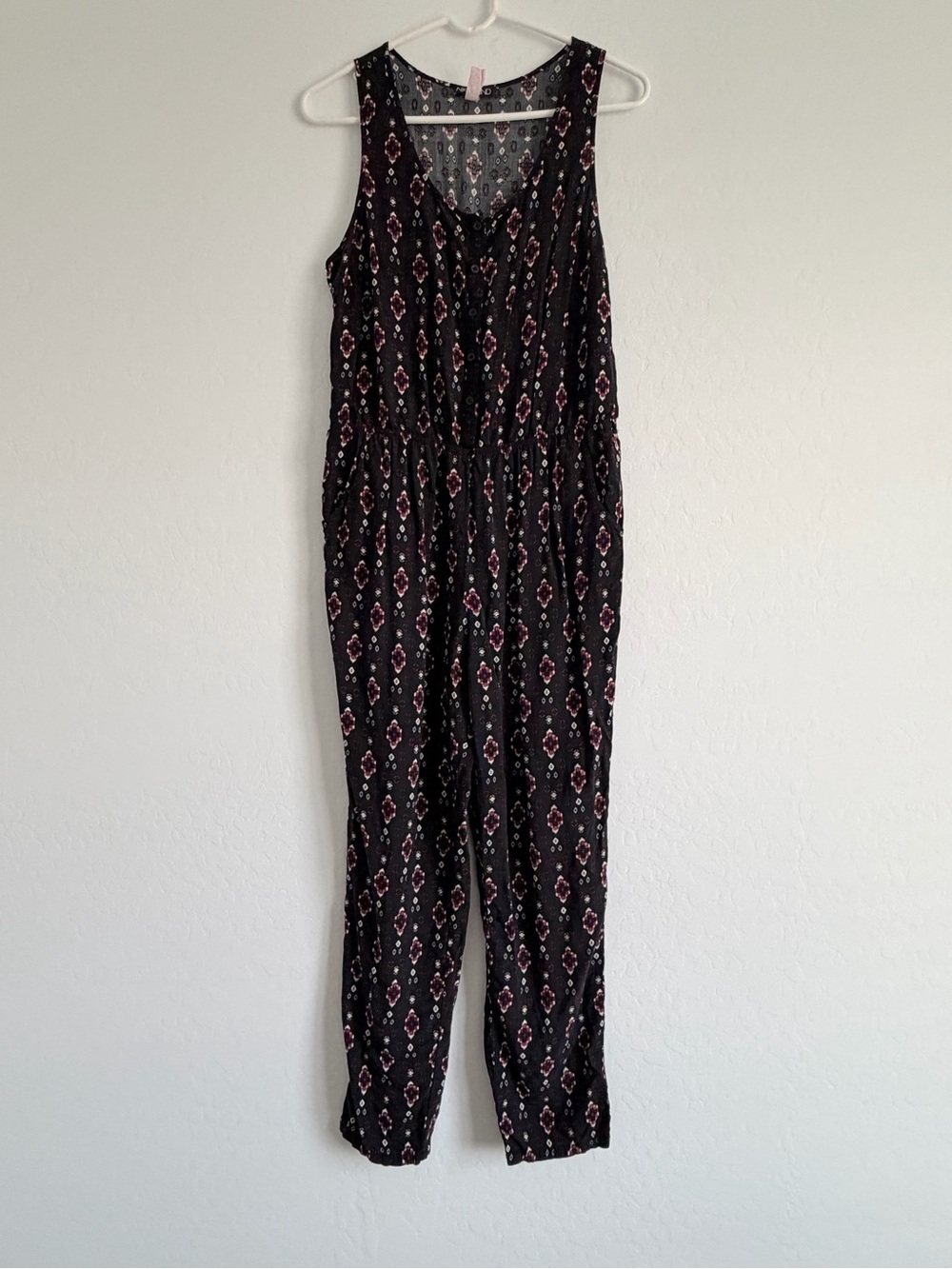 Sleeveless Black Printed V-Neck Jumpsuit with Elastic Waist